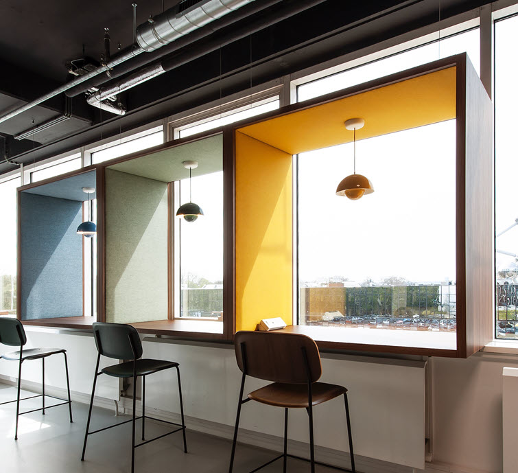 Flex desks made of Unilin panels. 